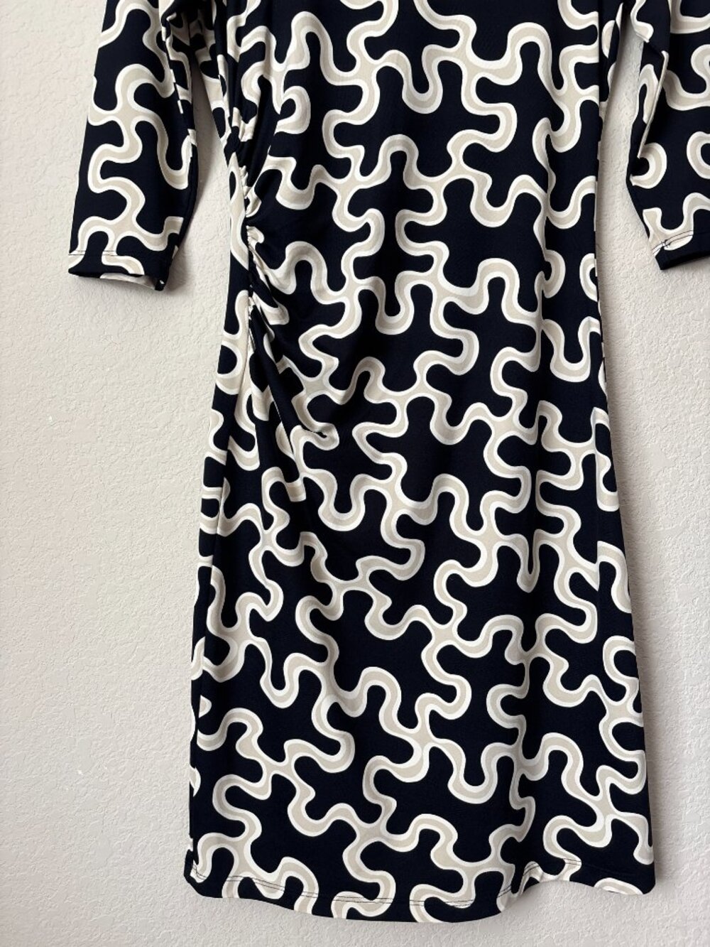 J. McLaughlin Catalina Cloth Flattering Ruched Side Sheath Dress - Picture 4 of 8
